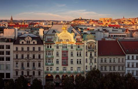 Před více jak rokem se hotel otevřel s novým jménem i vizuálem. A jako W Prague znovu krášlí Václavské náměstí. 