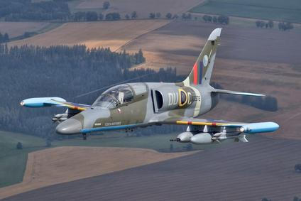Letoun L-159 Alca české armády v zabarvení připomínajícím slavné stíhačky Spitfire britského RAF.