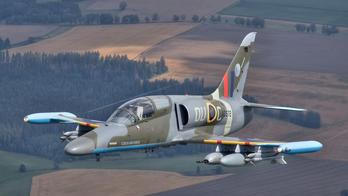 Letoun L-159 Alca české armády v zabarvení připomínajícím slavné stíhačky Spitfire britského RAF.