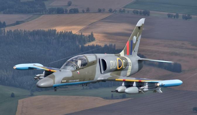 Letoun L-159 Alca české armády v zabarvení připomínajícím slavné stíhačky Spitfire britského RAF.