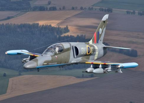 Letoun L-159 Alca české armády v zabarvení připomínajícím slavné stíhačky Spitfire britského RAF.