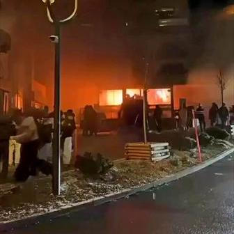 Obyvatelé Crans-Montany, oblíbeného střediska nejen pro lyžaře, jsou událostí otřeseni. Mnozí oběti znali a někteří přiznávají, že měli jen štěstí, že tam tu noc nebyli.