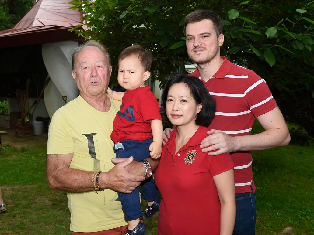 Petr Janda s vnukem Matoušem a jeho rodinou v roce 2020