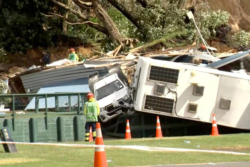 Sesuvy půdy na Novém Zélandu mají dvě oběti, pátrá se po pohřešovaných