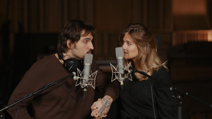 Emma Smetana a Jordan Haj při natáčení videoklipu k písni BLÍŽ.