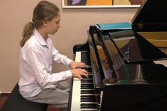 Čtrnáctiletý klavírista a hudební skladatel Lukáš Bátor získal zlatou medaili na prestižní soutěži London Young Musician v Londýně. 