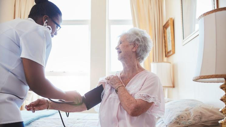 domov duchodcu senior senior pečovatelka péče důchodce ilustrace ilustracni cizinka cizinec