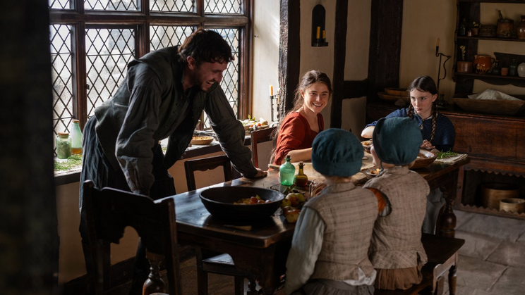 Paul Mescal jako Shakespeare, Jessie Buckleyová jako jeho žena Agnes a jejich filmové děti.