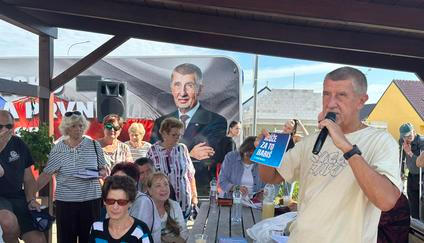 Předseda ANO Andrej Babiš v předvolební kampani před loňskými sněmovními volbami, kdy na něj chodili hodně senioři a seniorky.