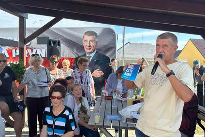 Předseda ANO Andrej Babiš v předvolební kampani před loňskými sněmovními volbami, kdy na něj chodili hodně senioři a seniorky.