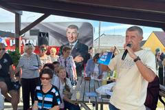 Předseda ANO Andrej Babiš v předvolební kampani před loňskými sněmovními volbami, kdy na něj chodili hodně senioři a seniorky.