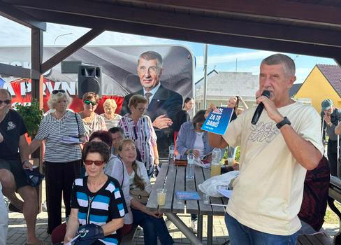 Předseda ANO Andrej Babiš v předvolební kampani před loňskými sněmovními volbami, kdy na něj chodili hodně senioři a seniorky.