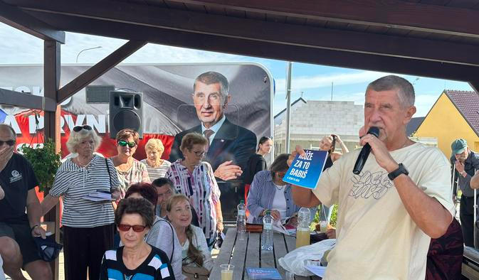 Předseda ANO Andrej Babiš v předvolební kampani před loňskými sněmovními volbami, kdy na něj chodili hodně senioři a seniorky.