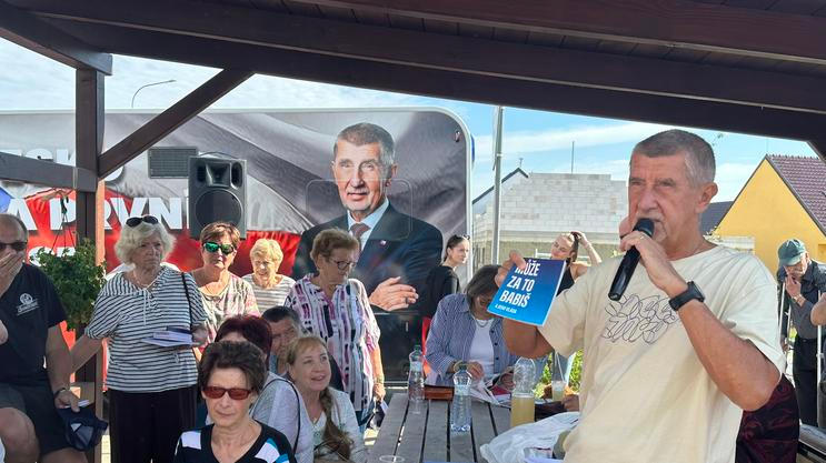Předseda ANO Andrej Babiš v předvolební kampani před loňskými sněmovními volbami, kdy na něj chodili hodně senioři a seniorky.