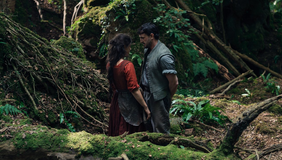 Z filmu Hamnet. Jessie Buckleyová jako Agnes, žena Williama Shakespeara, kterého hraje Paul Mescal.