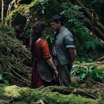 Z filmu Hamnet. Jessie Buckleyová jako Agnes, žena Williama Shakespeara, kterého hraje Paul Mescal.