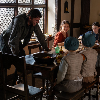 Paul Mescal jako Shakespeare, Jessie Buckleyová jako jeho žena Agnes a jejich filmové děti.