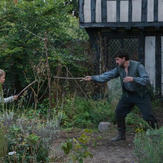 Jacobi Jupe v roli malého Shakespearova syna a Paul Mescal jako dramatik William Shakespeare.