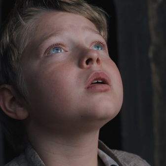 Jacobi Jupe jako Shakespearův malý syn Hamnet, který předčasně zemře.