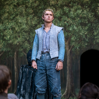 V roli herce, který ztvárňuje Hamleta, se objevuje dvacetiletý Noah Jupe – starší bratr Jacobiho Jupa, dětského představitele Hamneta. 