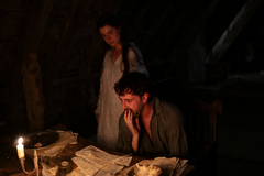 Z filmu Hamnet. Jessie Buckleyová jako Agnes, žena Williama Shakespeara, kterého hraje Paul Mescal.