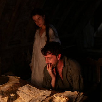 Z filmu Hamnet. Jessie Buckleyová jako Agnes, žena Williama Shakespeara, kterého hraje Paul Mescal.