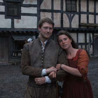 Joe Alwyn a Jessie Buckleyová ve filmu Hamnet. 