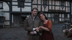 Joe Alwyn a Jessie Buckleyová ve filmu Hamnet. 