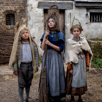 Jacobi Jupe, Bodhi Rae Breathnachová a Olivia Lynesová jako  děti Williama a Agnes.