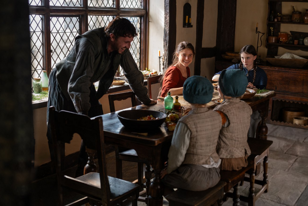 Paul Mescal jako Shakespeare, Jessie Buckleyová jako jeho žena Agnes a jejich filmové děti.