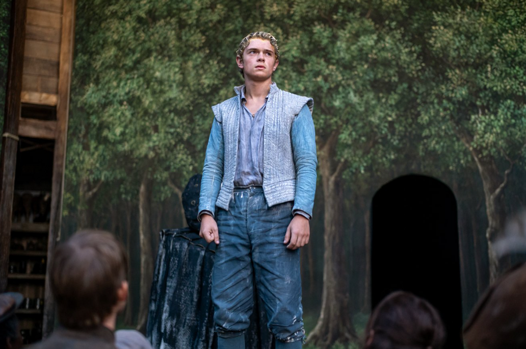 V roli herce, který ztvárňuje Hamleta, se objevuje dvacetiletý Noah Jupe – starší bratr Jacobiho Jupa, dětského představitele Hamneta. 