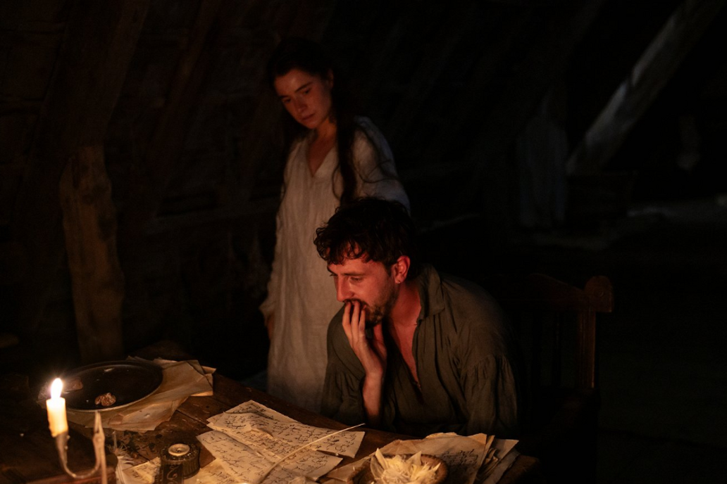 Z filmu Hamnet. Jessie Buckleyová jako Agnes, žena Williama Shakespeara, kterého hraje Paul Mescal.