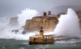 Zkáza na pobřeží: bouře Harry bičuje promenády, lodě a celé ulice