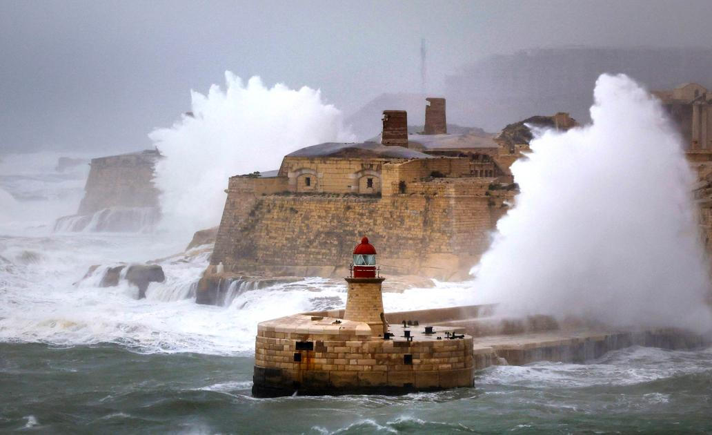 Zkáza na pobřeží: bouře Harry bičuje promenády, lodě a celé ulice