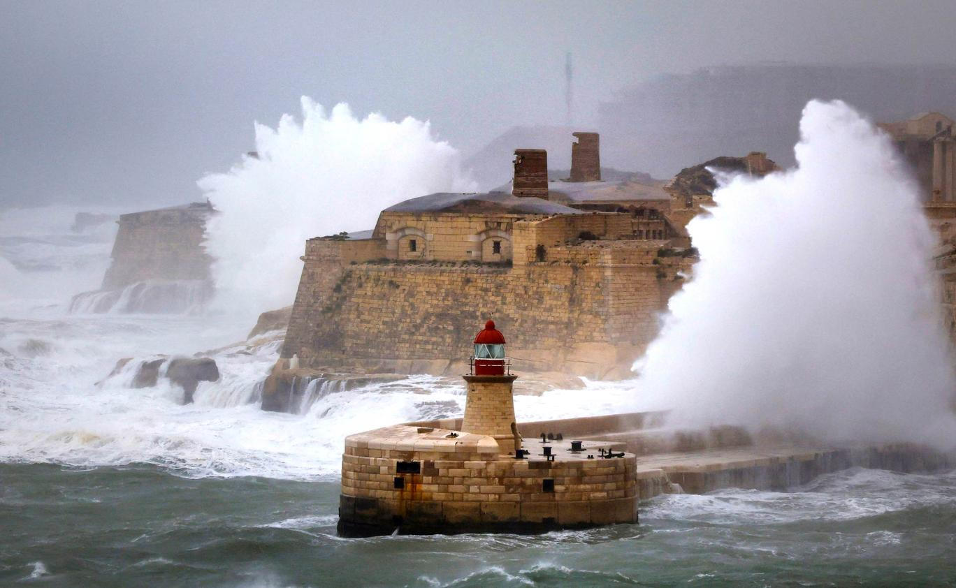 Zkáza na pobřeží: bouře Harry bičuje promenády, lodě a celé ulice