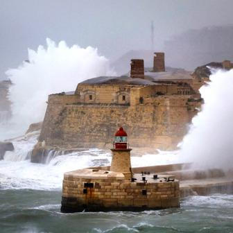 Zkáza na pobřeží: bouře Harry bičuje promenády, lodě a celé ulice