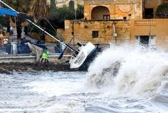 Zkáza na pobřeží: bouře Harry bičuje promenády, lodě a celé ulice