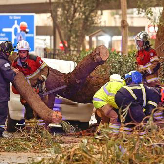Zkáza na pobřeží: bouře Harry bičuje promenády, lodě a celé ulice
