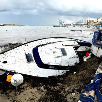Zkáza na pobřeží: bouře Harry bičuje promenády, lodě a celé ulice