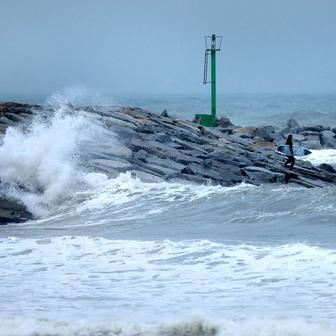 Zkáza na pobřeží: bouře Harry bičuje promenády, lodě a celé ulice