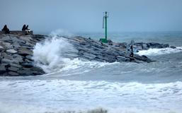 Zkáza na pobřeží: bouře Harry bičuje promenády, lodě a celé ulice