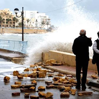 Zkáza na pobřeží: bouře Harry bičuje promenády, lodě a celé ulice