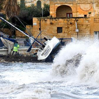 Zkáza na pobřeží: bouře Harry bičuje promenády, lodě a celé ulice