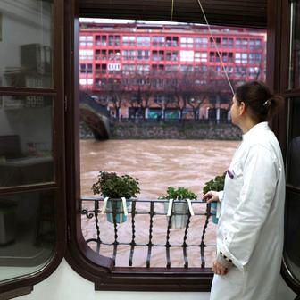 Zkáza na pobřeží: bouře Harry bičuje promenády, lodě a celé ulice