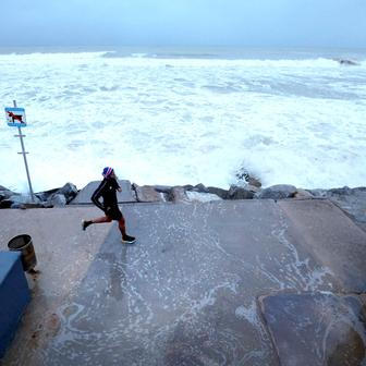 Zkáza na pobřeží: bouře Harry bičuje promenády, lodě a celé ulice