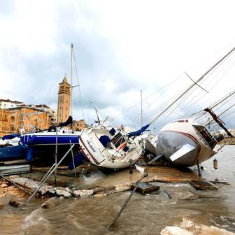 Zkáza na pobřeží: bouře Harry bičuje promenády, lodě a celé ulice