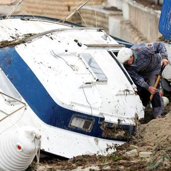Zkáza na pobřeží: bouře Harry bičuje promenády, lodě a celé ulice