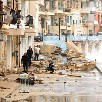 Zkáza na pobřeží: bouře Harry bičuje promenády, lodě a celé ulice