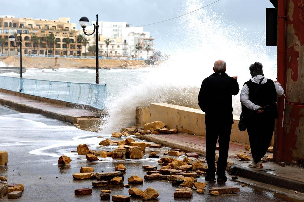 Zkáza na pobřeží: bouře Harry bičuje promenády, lodě a celé ulice