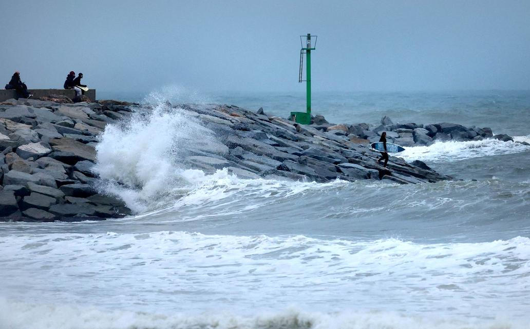 Zkáza na pobřeží: bouře Harry bičuje promenády, lodě a celé ulice